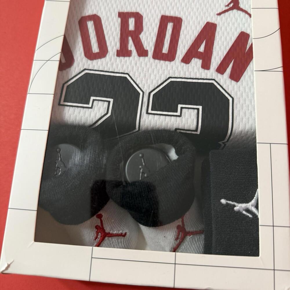 Nike Air Jordan Bodysuit Bootie Set White Black Baby Newborn 0-6 Months 3 Piece - Picture 3 of 4